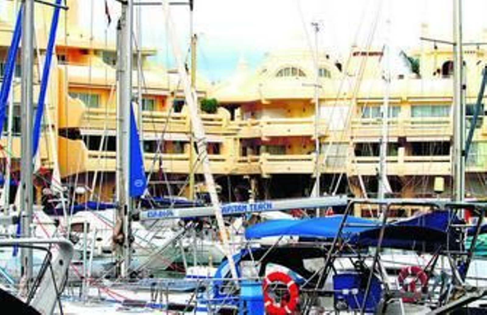 Embarcaciones atracadas en el puerto deportivo de Benalmádena. Embarcaciones atracadas en el puerto deportivo de Benalmádena.
