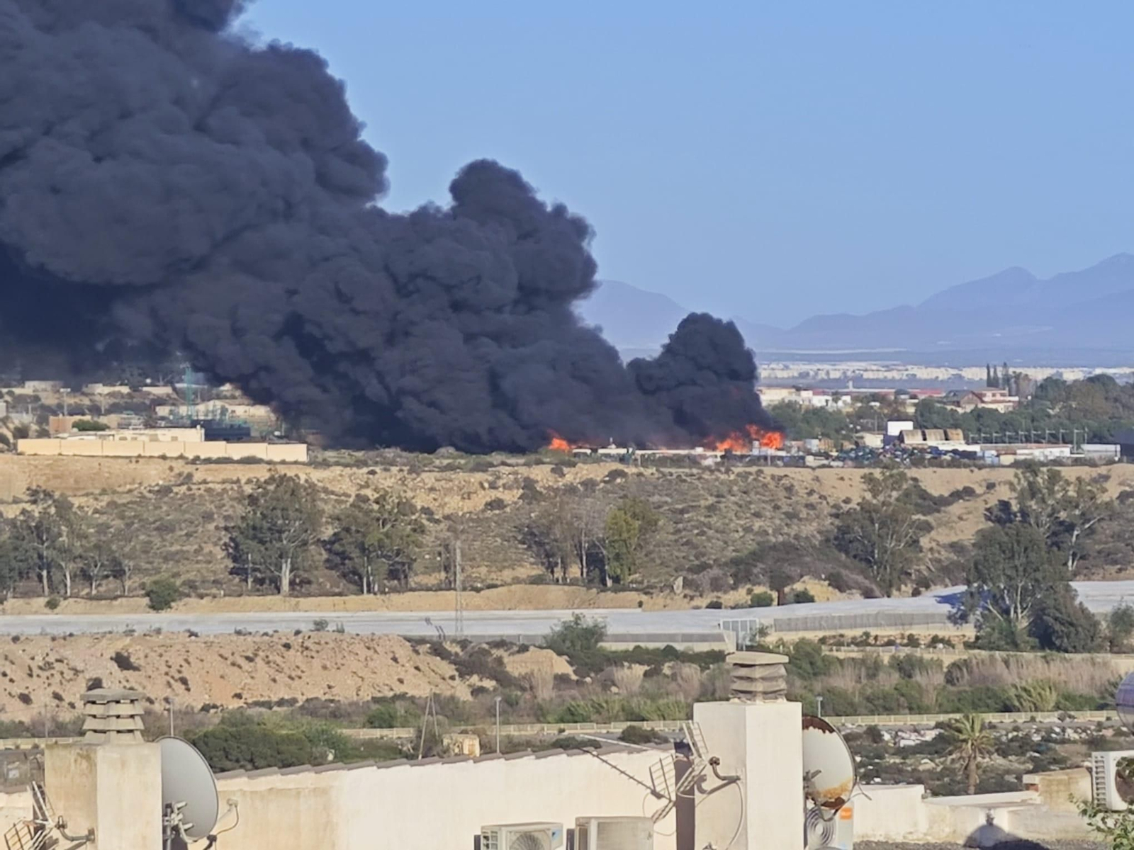Las imágenes del incendio de la planta de reciclaje en Almería