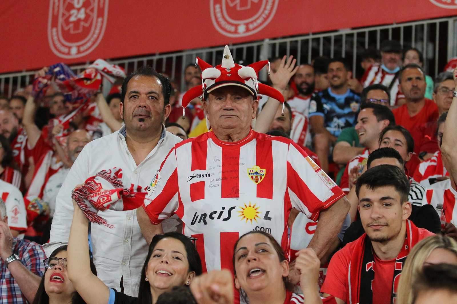 Las imágenes de la decepción de los aficionados del Almería