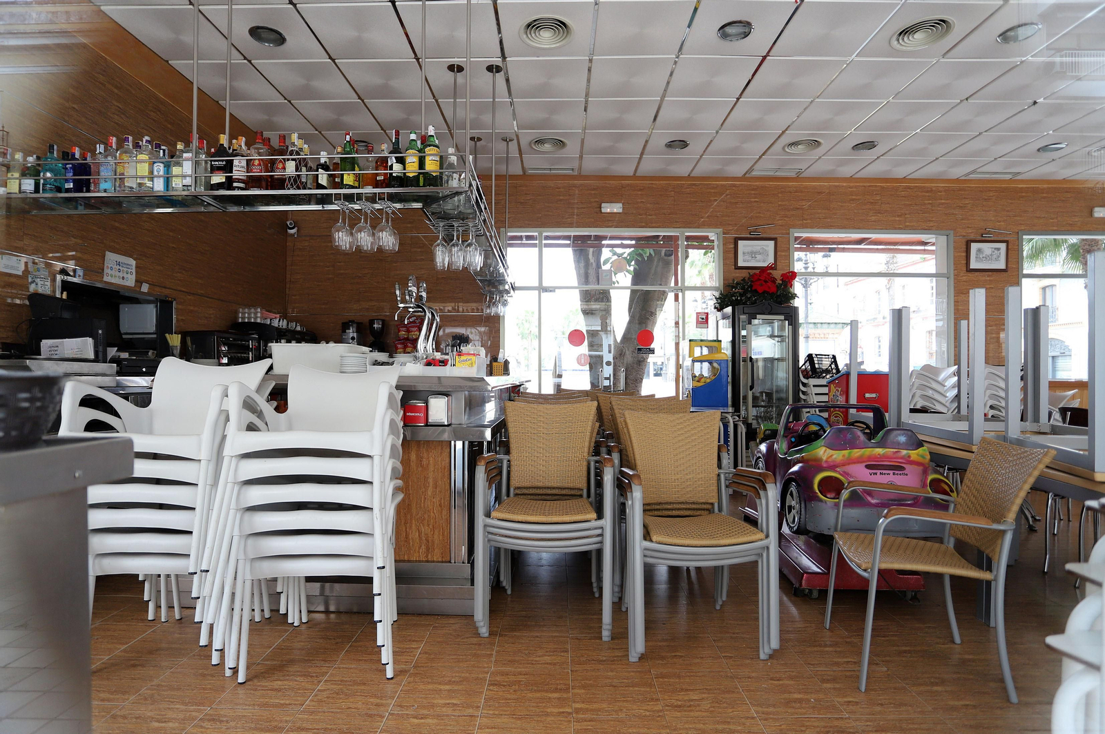 Interior de un bar de Huelva completamente cerrado desde la declaración del estado de alarma, hace ya más de un mes.