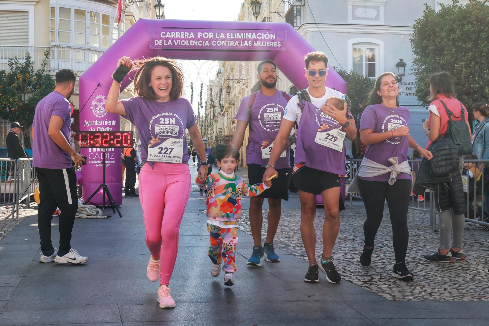 Todas las imágenes de la carrera contra la violencia de género en Cádiz