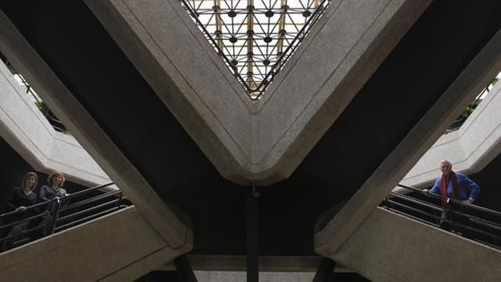 Ángel Asenjo, su hija Cristina y Elena Sánchez, coordinadora. 

Foto: Málaga Hoy
