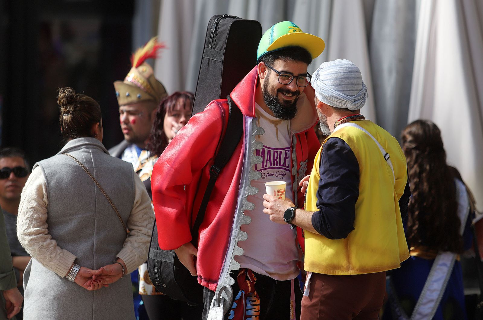 Imágenes del ambiente en la mañana de carnaval en Huelva