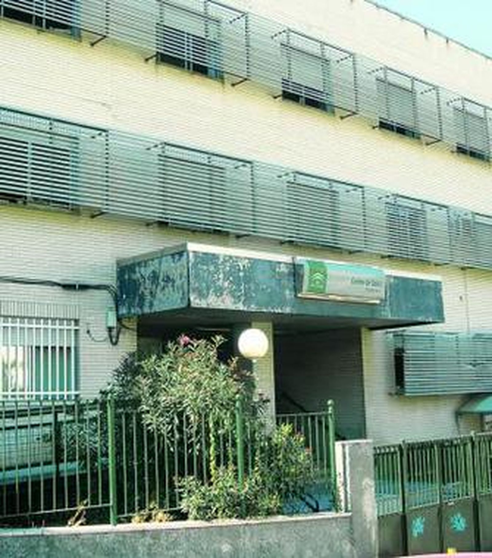 Aspecto deteriorado que presenta la fachada del centro de salud.