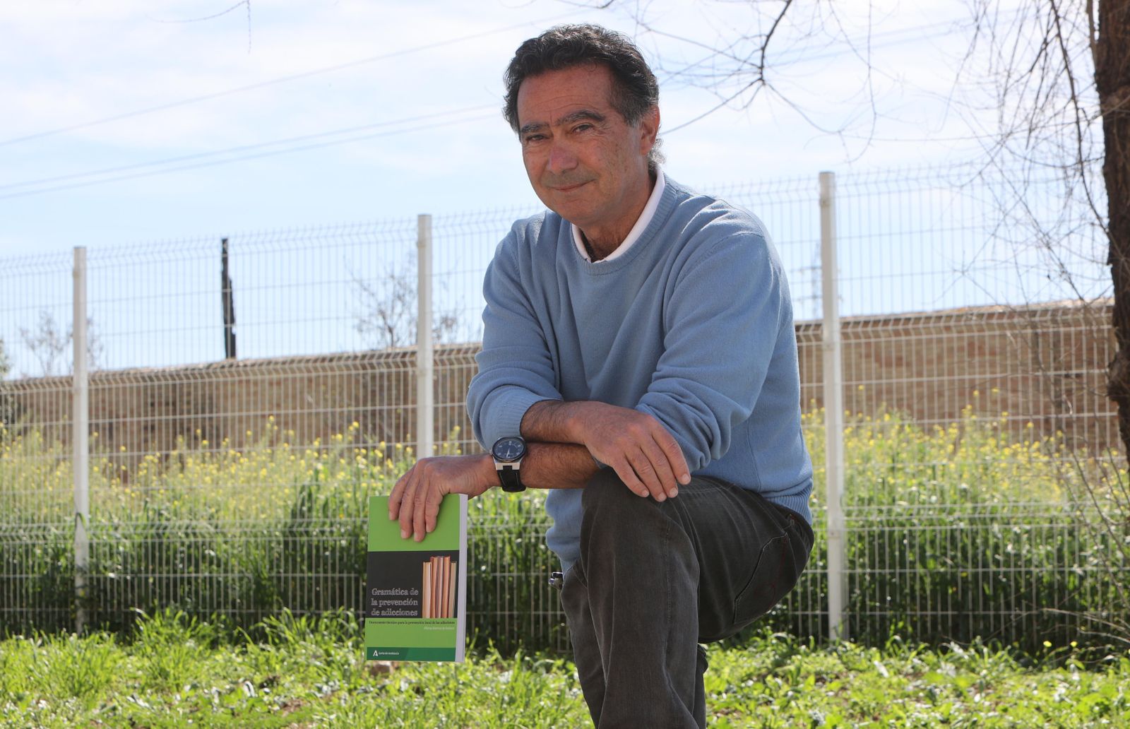 Alfonso Ramírez de Arellano, con un ejemplar de su último libro 'Gramática de prevención de adicciones'.