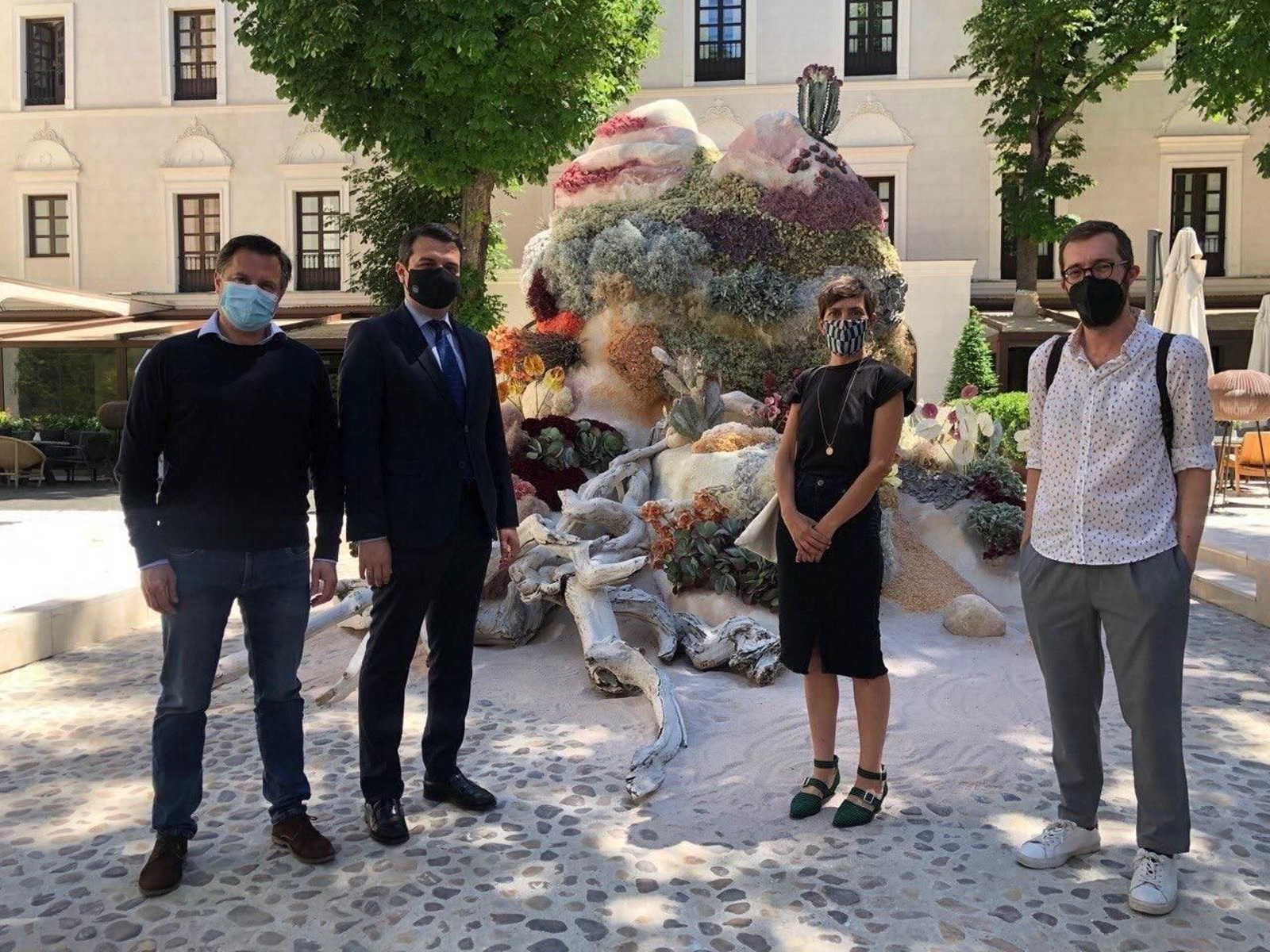 José María Bellido posa junto a la dirección de Flora en su visita a la exposición en Madrid.