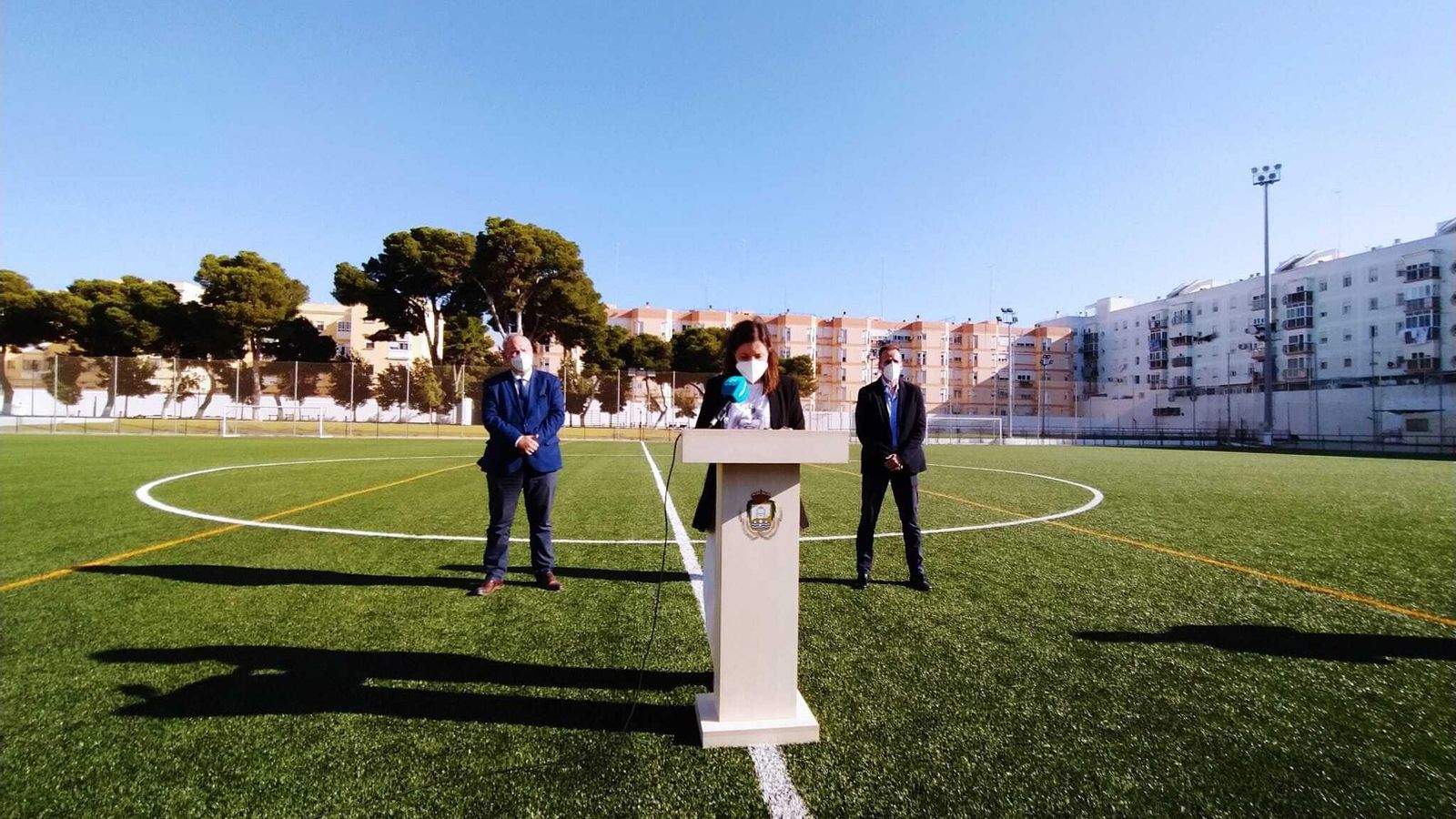 Patricia Cavada, Antonio Rojas y Francis Posada, en el campo de deportes Bazán.