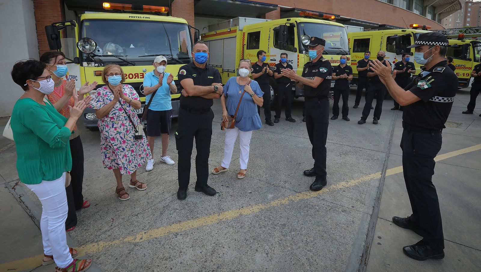 Homenaje sorpresa de bomberos y familiares del sargento 'Dioni' en su última guardia