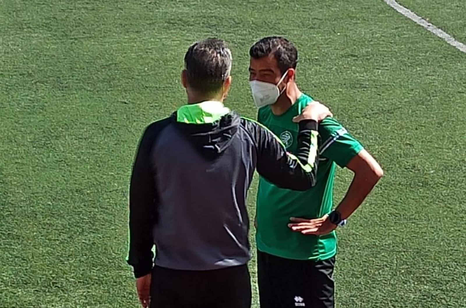 José Herrera y Rogelio Sánchez, técnico del Cabecense, charlan antes del encuentro.