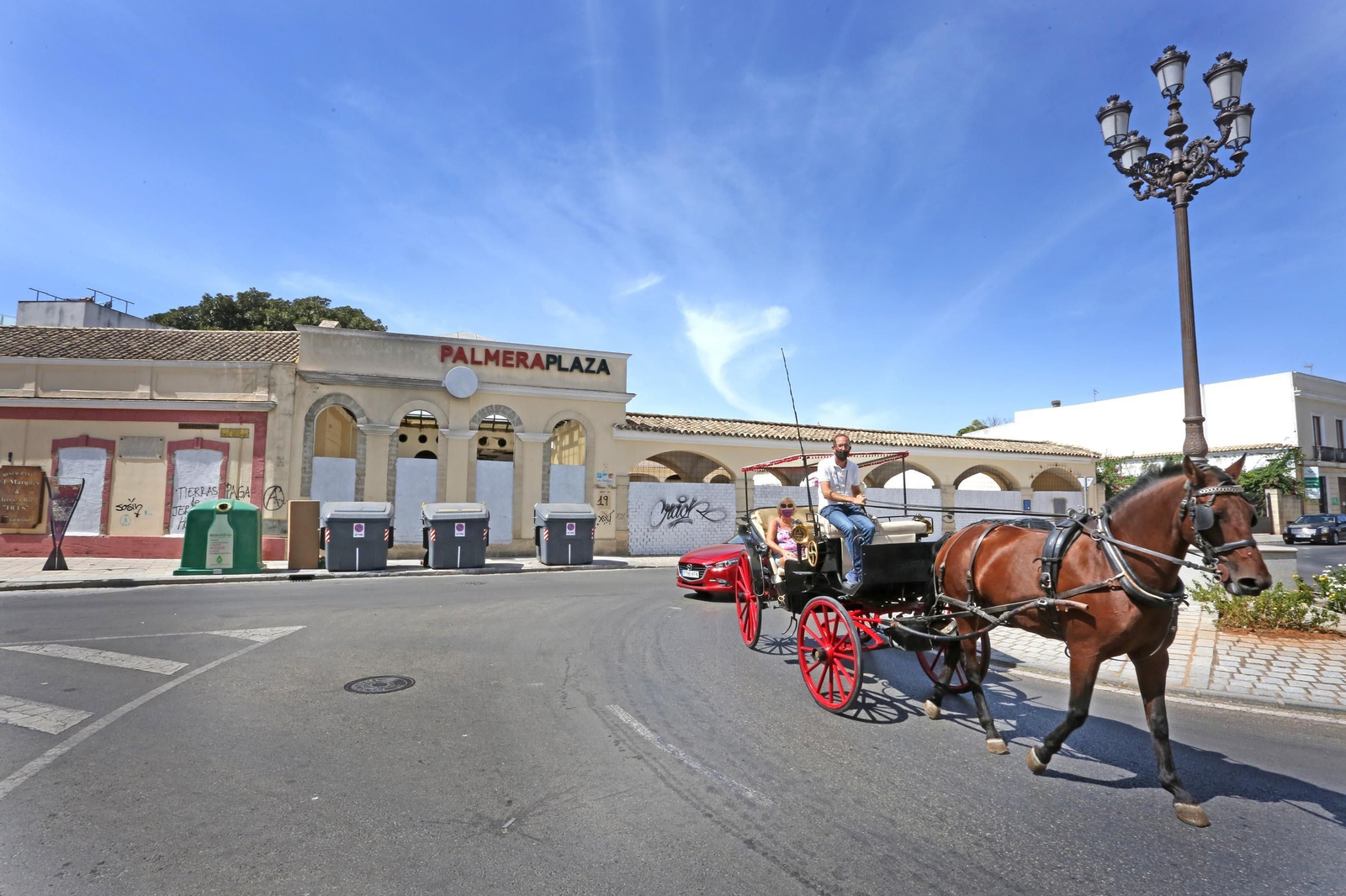 Un coche de caballos pasa delante del Hotel Palmera Plaza, días atrás.