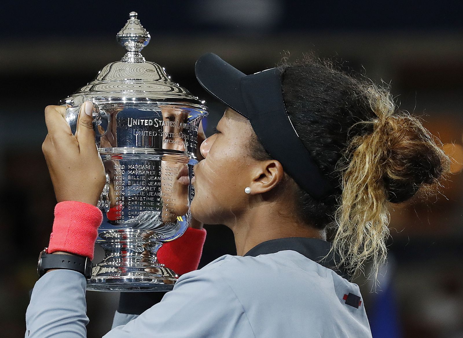 Naomi osaka besa el trofeo de campeona del US Open.