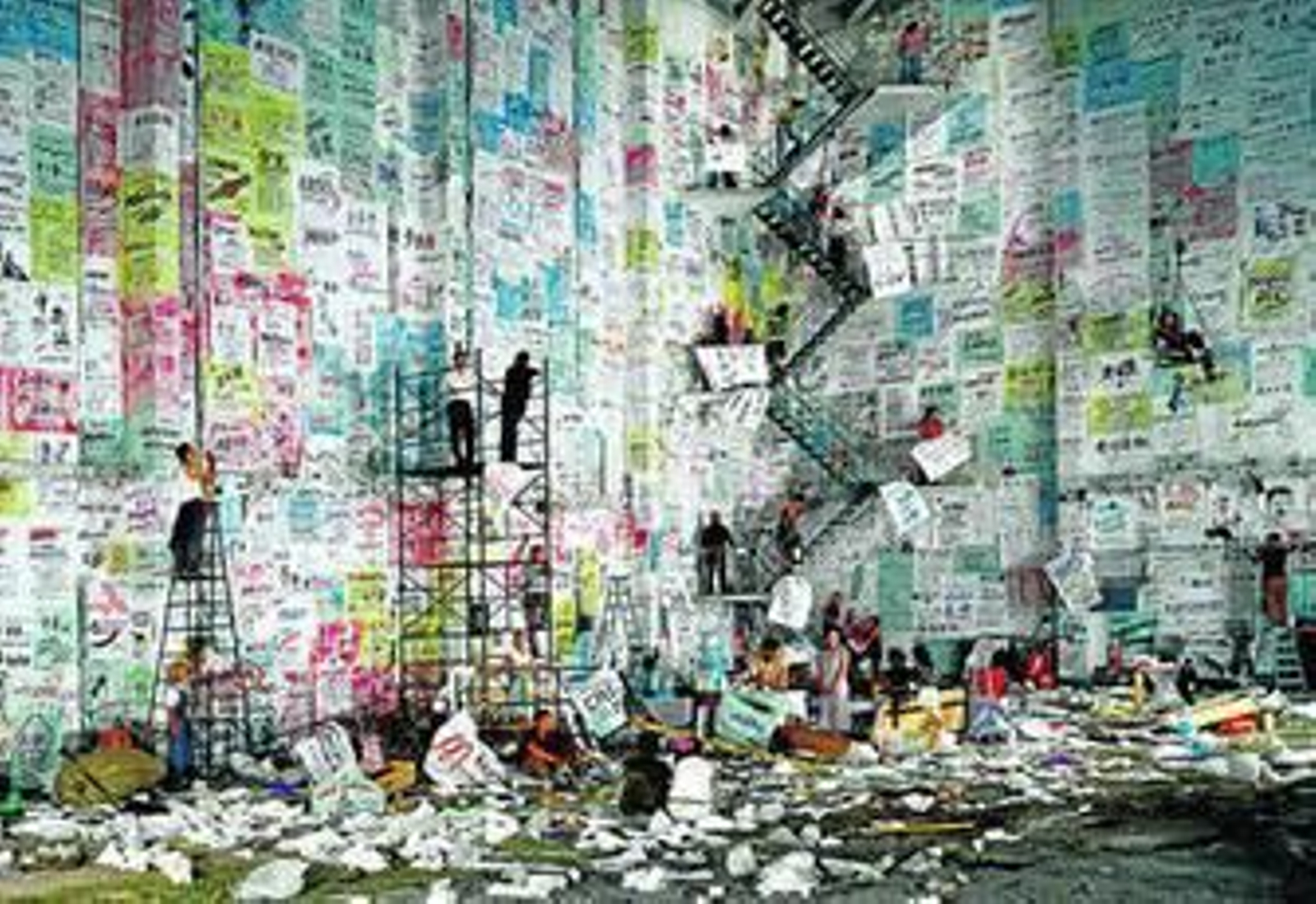 Una de las fotografías de Wang Qingsong expuesta en Huelva, 'Concurso'. Abajo, 'Nude II', de Nadav Kander.