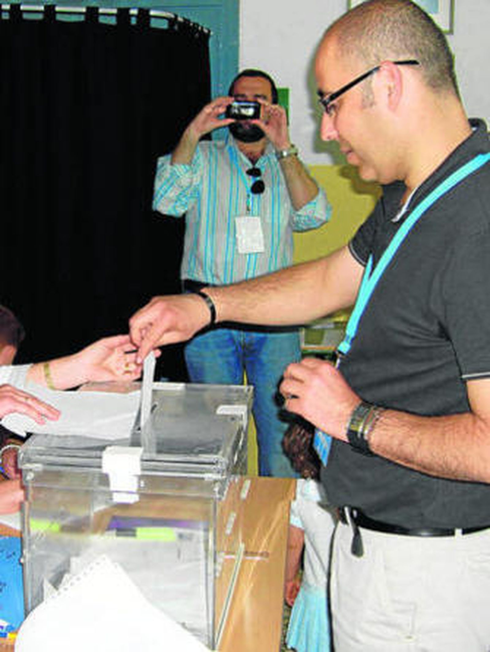 El alcalde electo ejerciendo su derecho al voto.