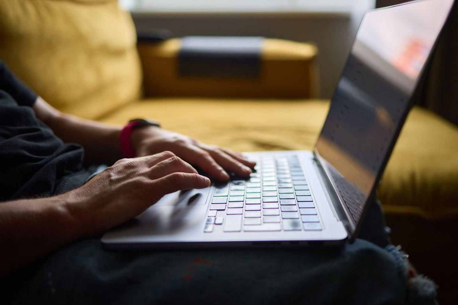 Una persona trabaja con un ordenador.