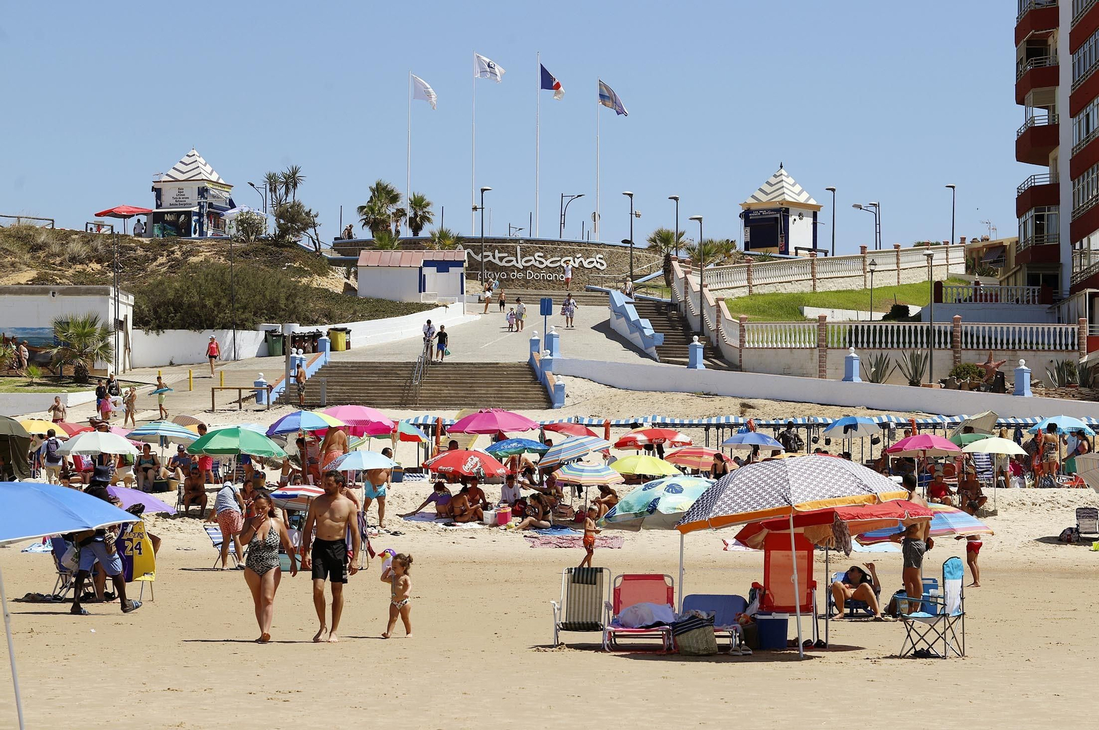 Imágenes de la playa de Matalascañas en un domingo caluroso