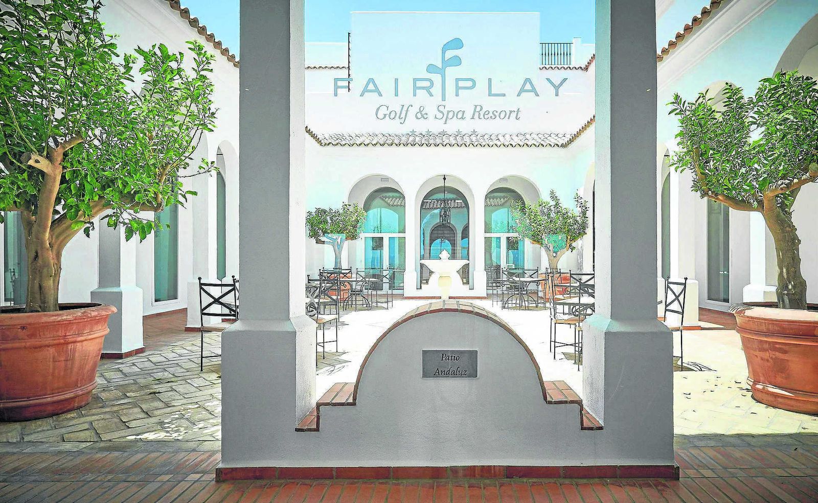 El patio andaluz está situado a la entrada, tras la recepción.