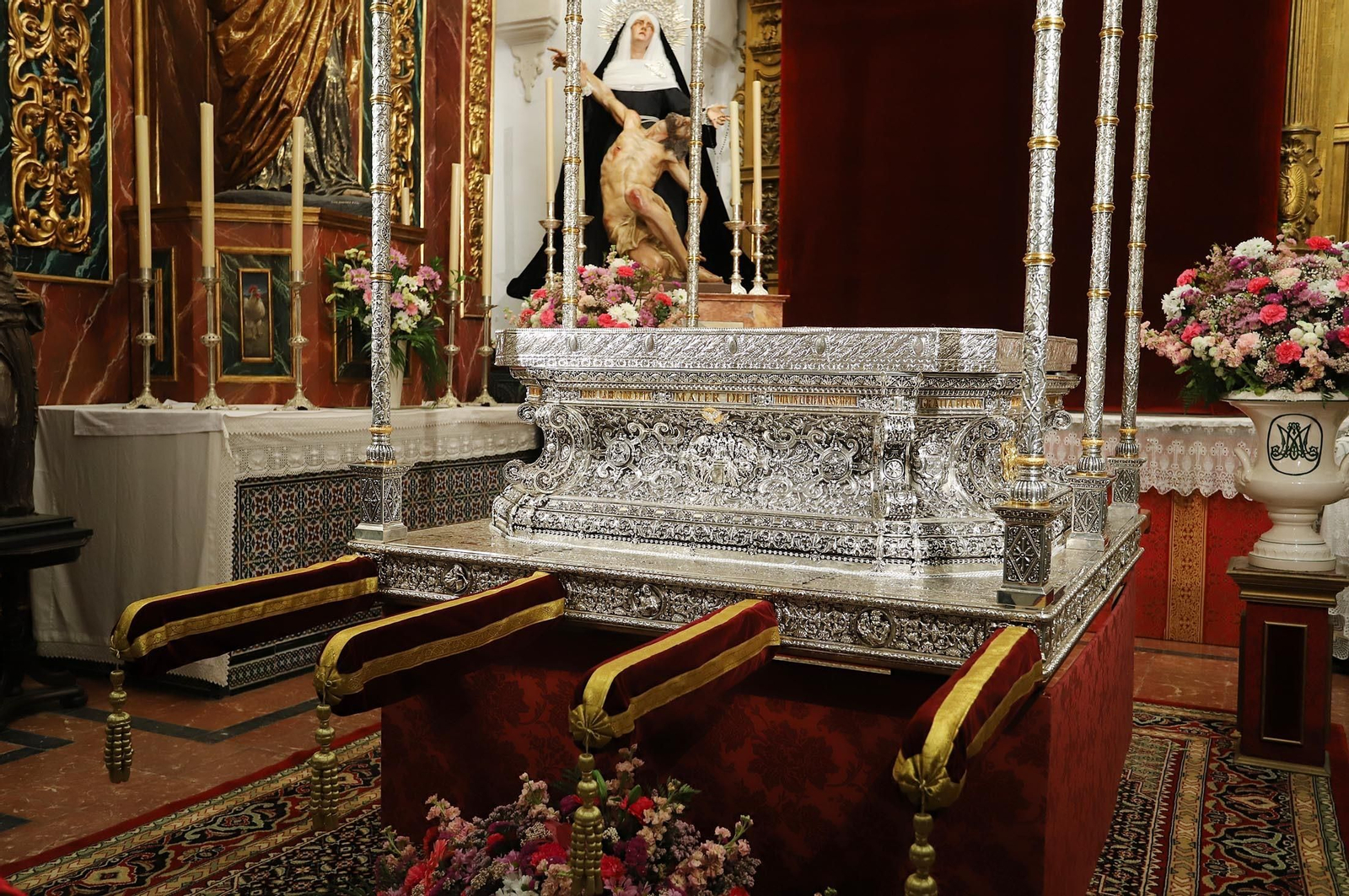 Imágenes de la Virgen del Rocío y sus nuevas andas