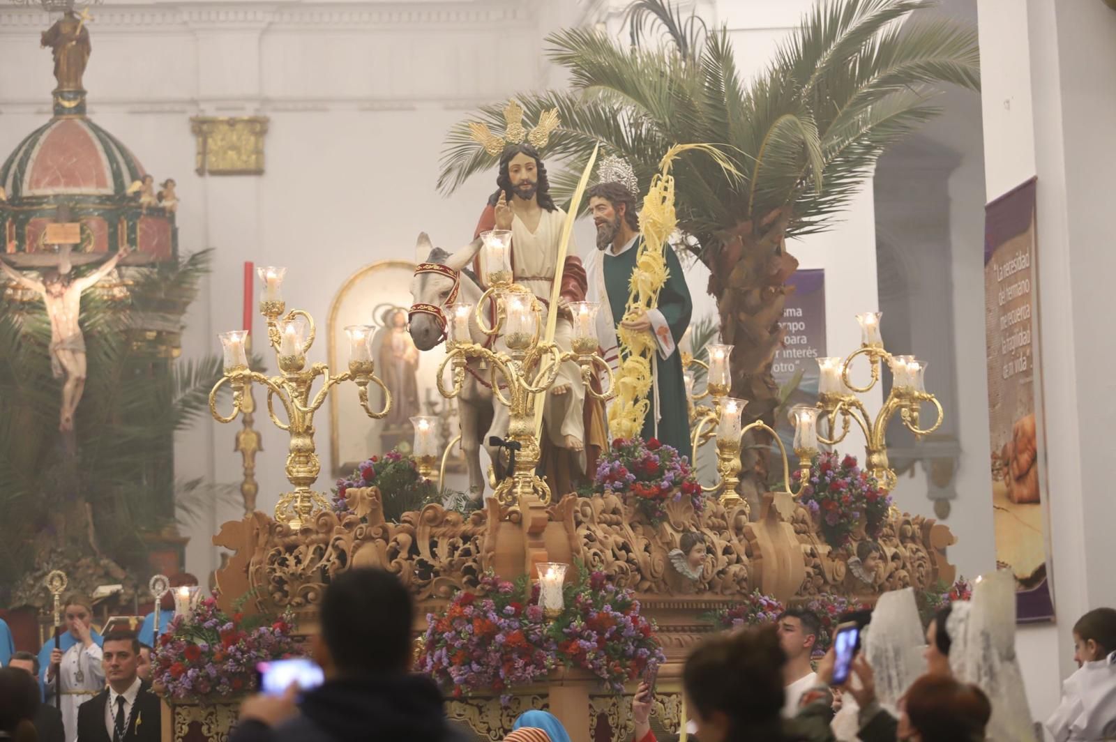 La Borriquita de Los Barrios, en el templo refugiada de la meteorología.
