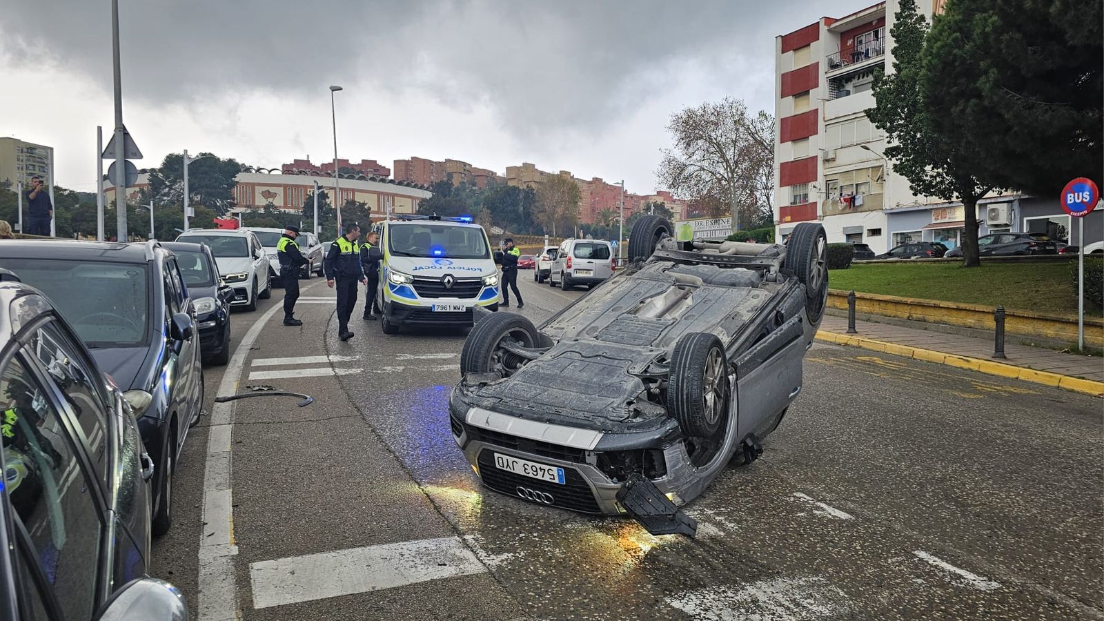 Coche volcado en mitad de la calzada de la calle Pulsera de Algeciras.