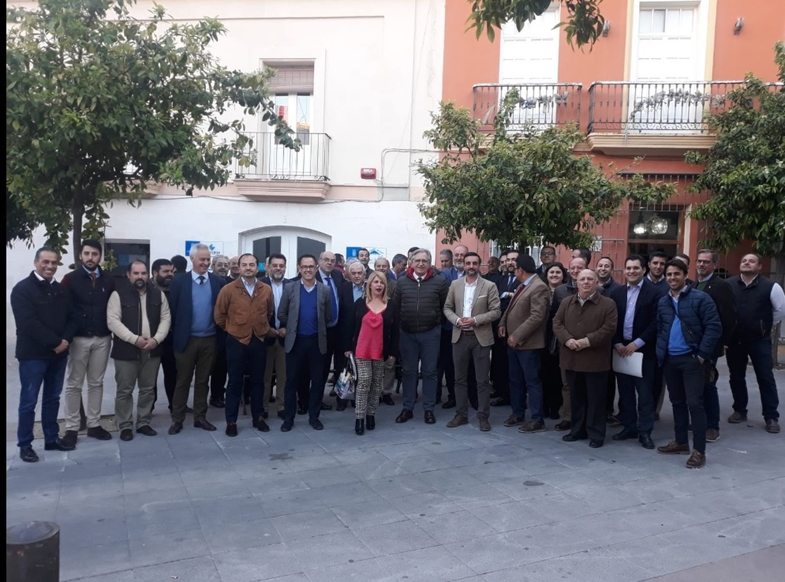 Foto de familia de la alcaldesa con los hermanos mayores.