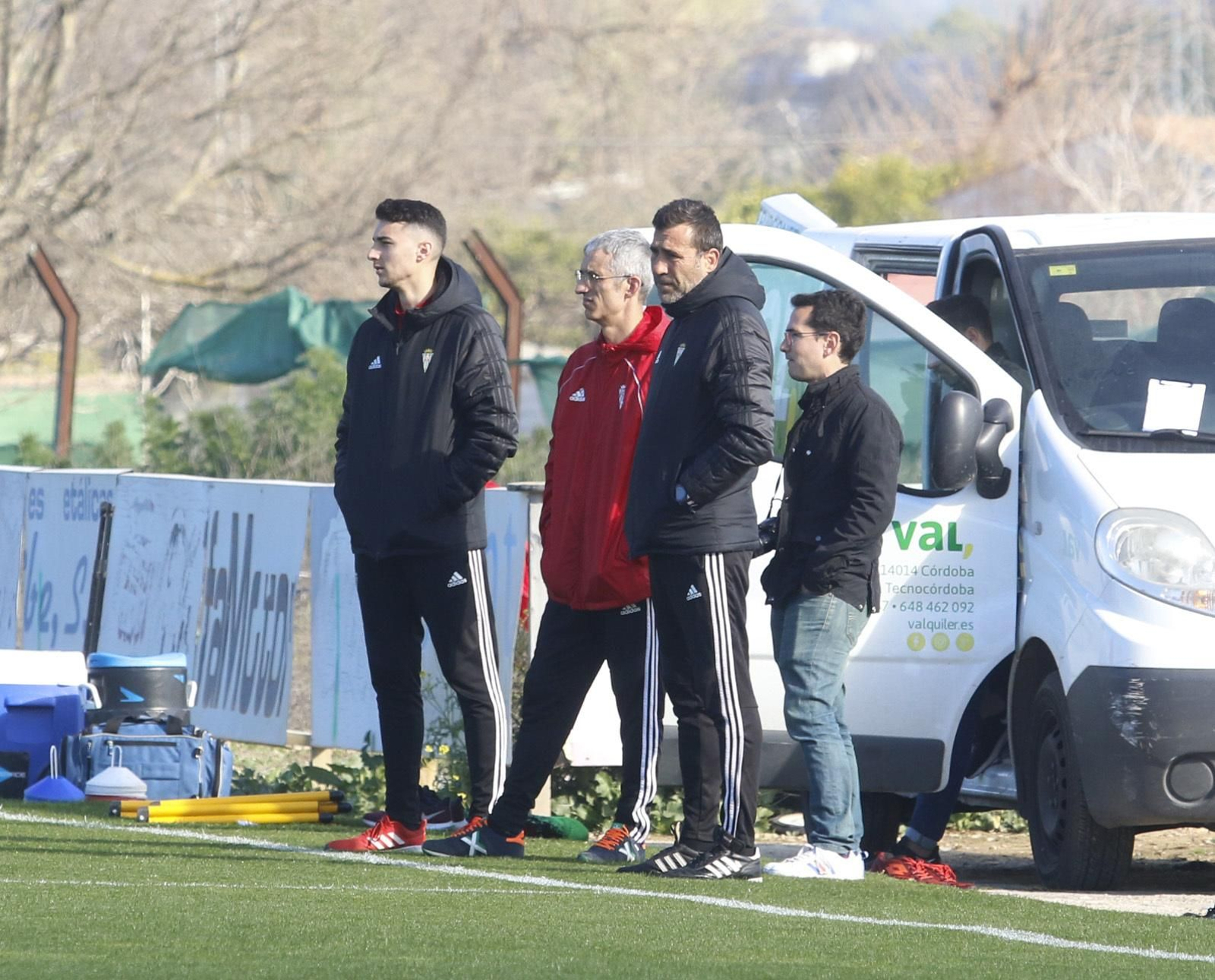 Raúl Agné sigue el desarrollo de un entrenamiento