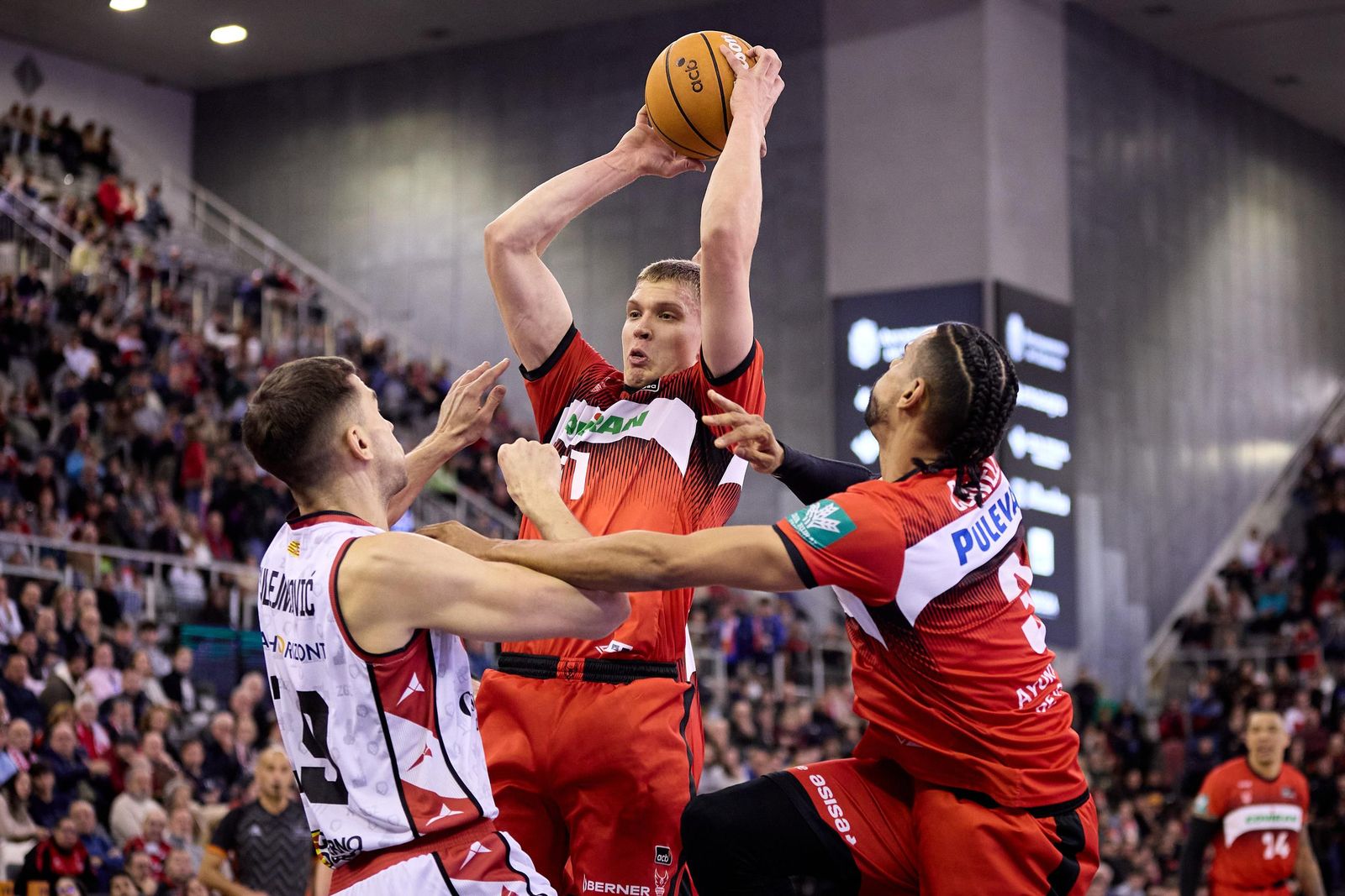 Valtonen en el duelo ante el Casademont Zaragoza de la primera vuelta.