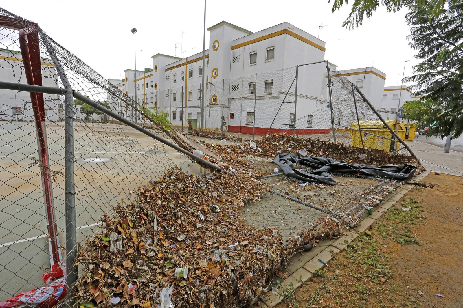 Valla de una pista deportiva en La Vid derribada por la tromba de agua.