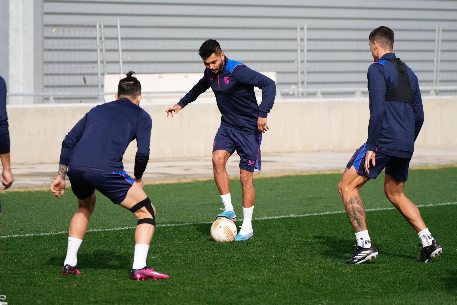 Tecatito, en un rondo junto a Alex Telles y Lamela.