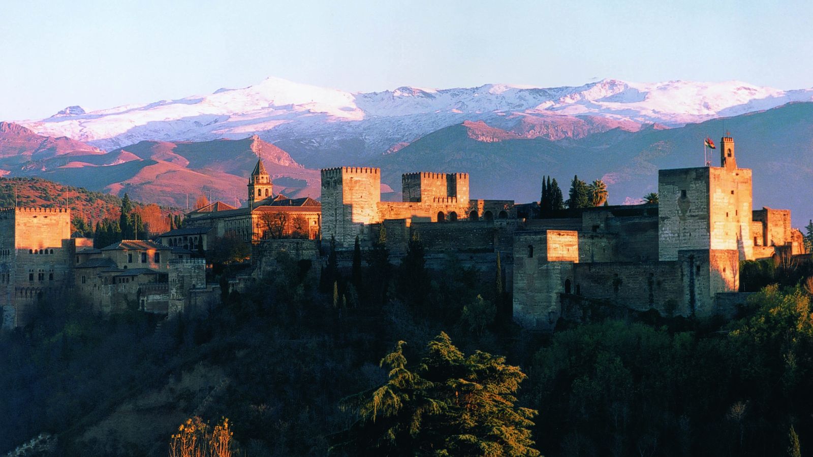 El conjunto de la Alhambra y el Generalife de Granada.