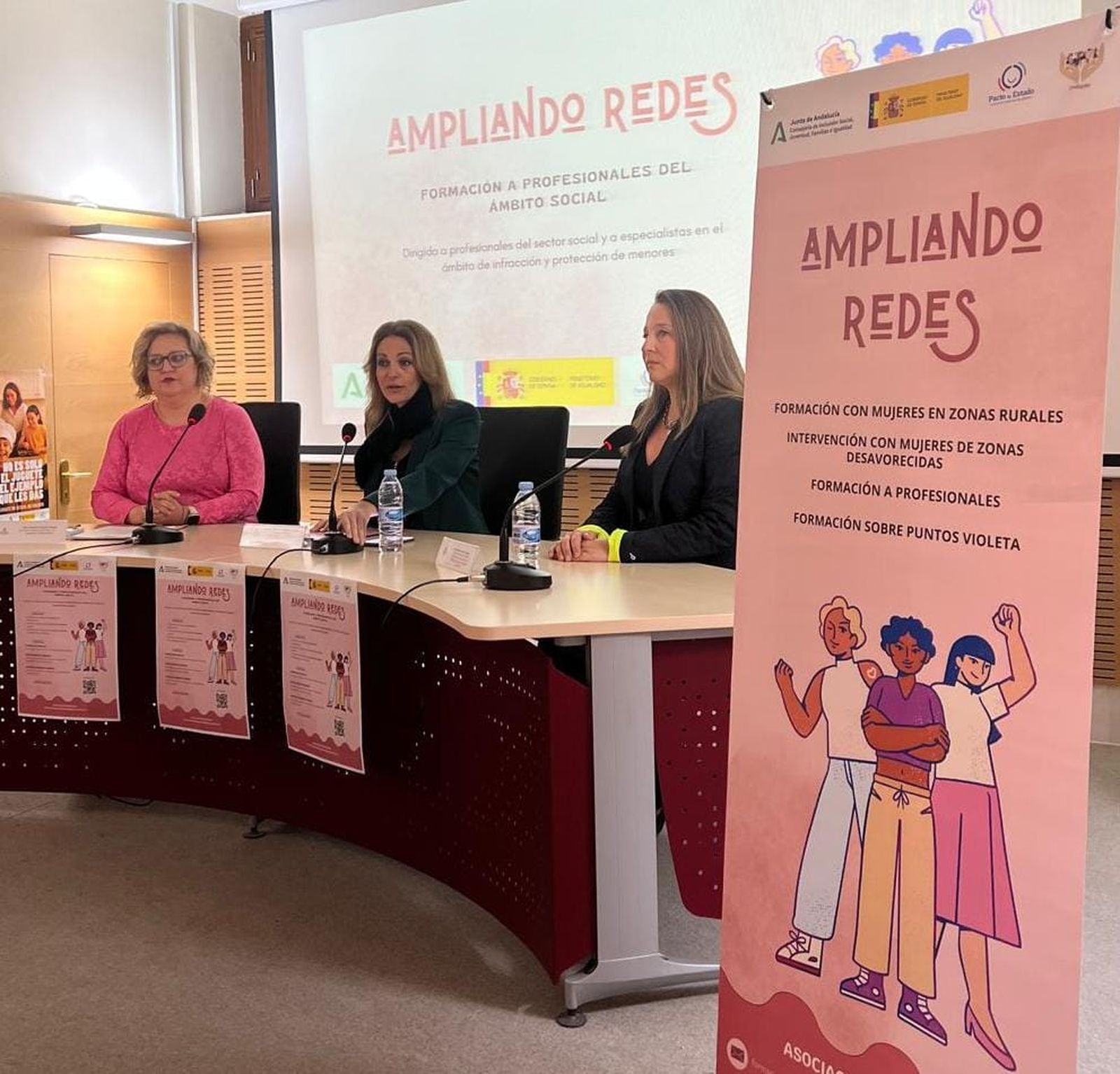 La delegada de Justicia, Rebeca Gómez y la coordinadora provincial del IAM, María del Mar Esparza,en la inauguración de la jornada con la presidenta de la Asociación Protegidas para la Integración Social y Laboral, Francisca Serrano.