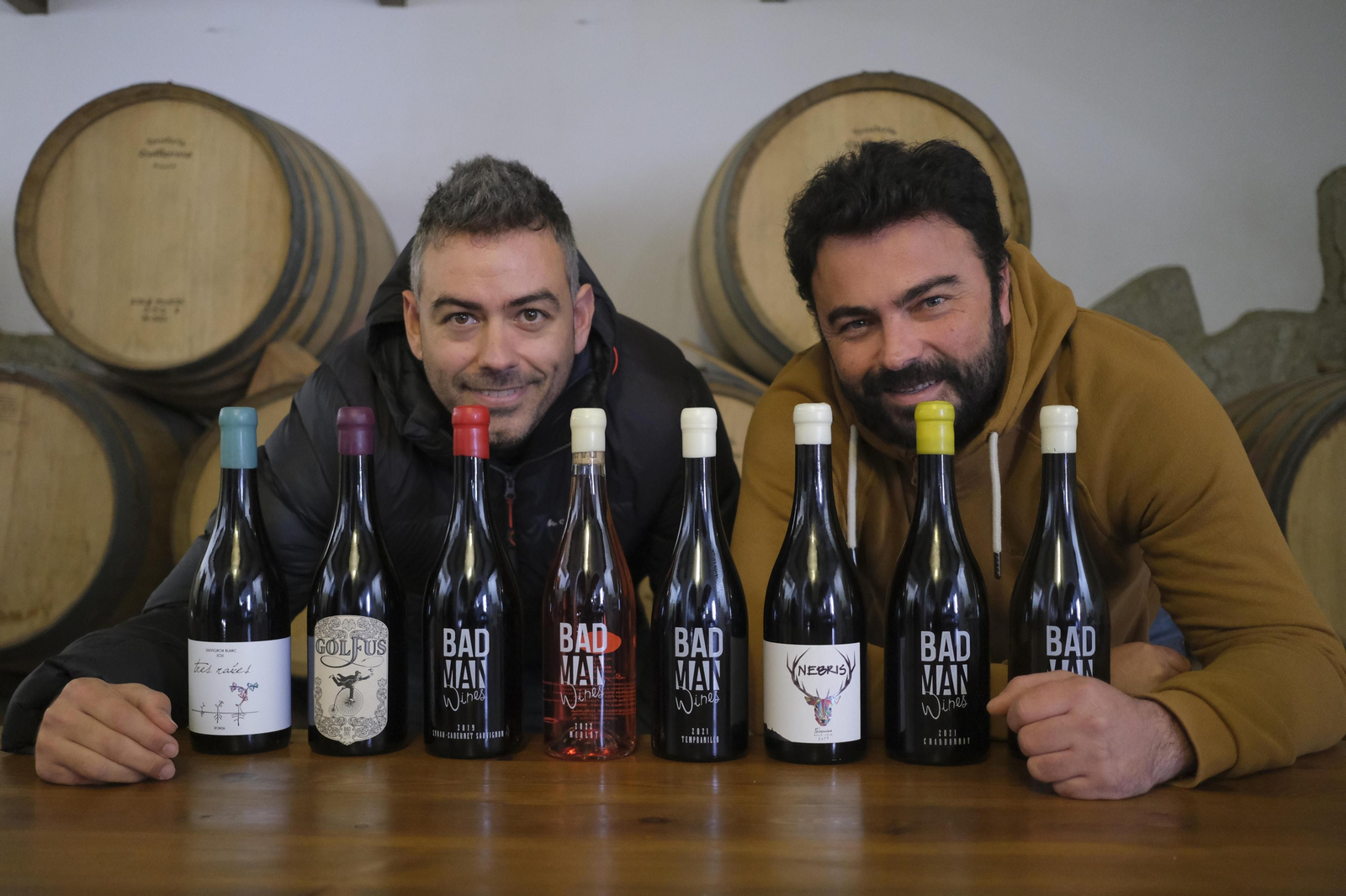 Simbad Romero y Manuel Carrizosa con los nueve vinos que ya forman parte de su proyecto.
