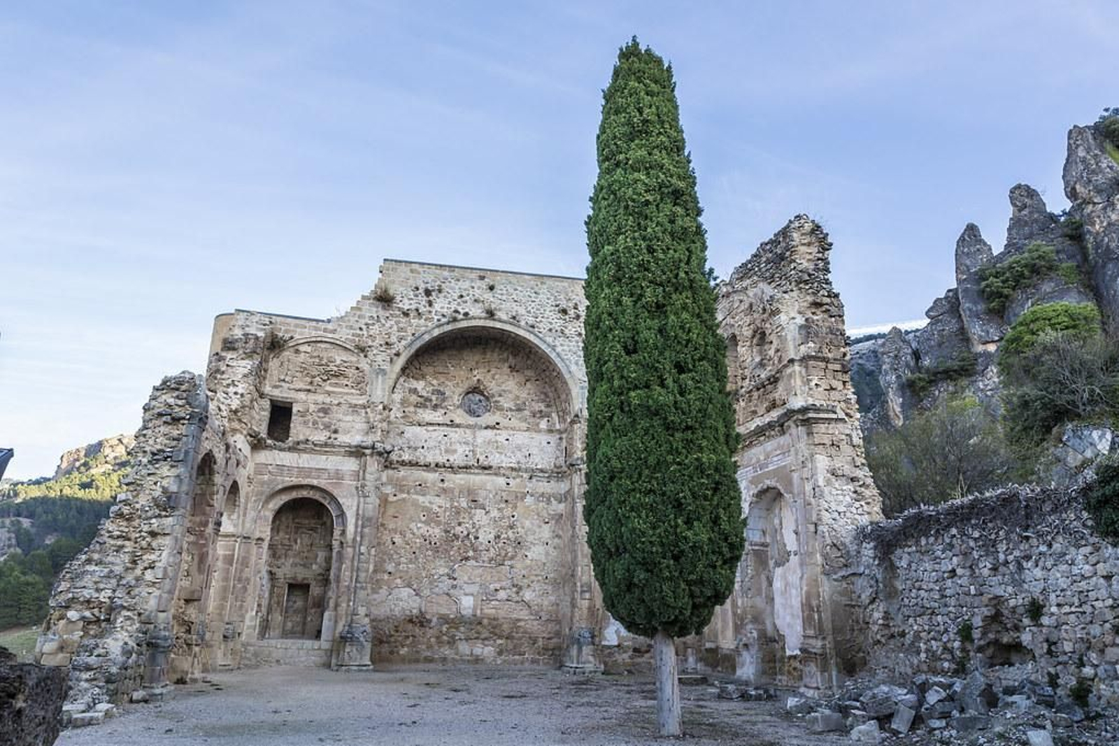 Las Ruinas de Santo Domingo están junto al recinto del castillo.