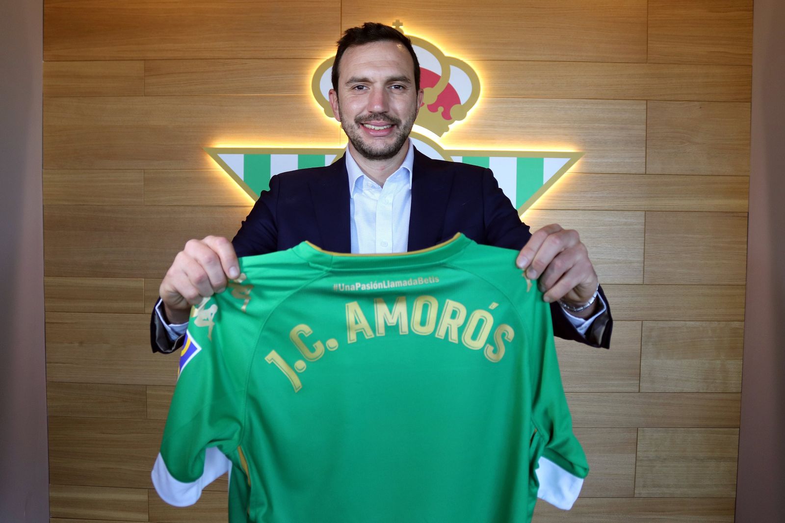 Juan Carlos Amorós posa con la camiseta del Betis en su presentación.