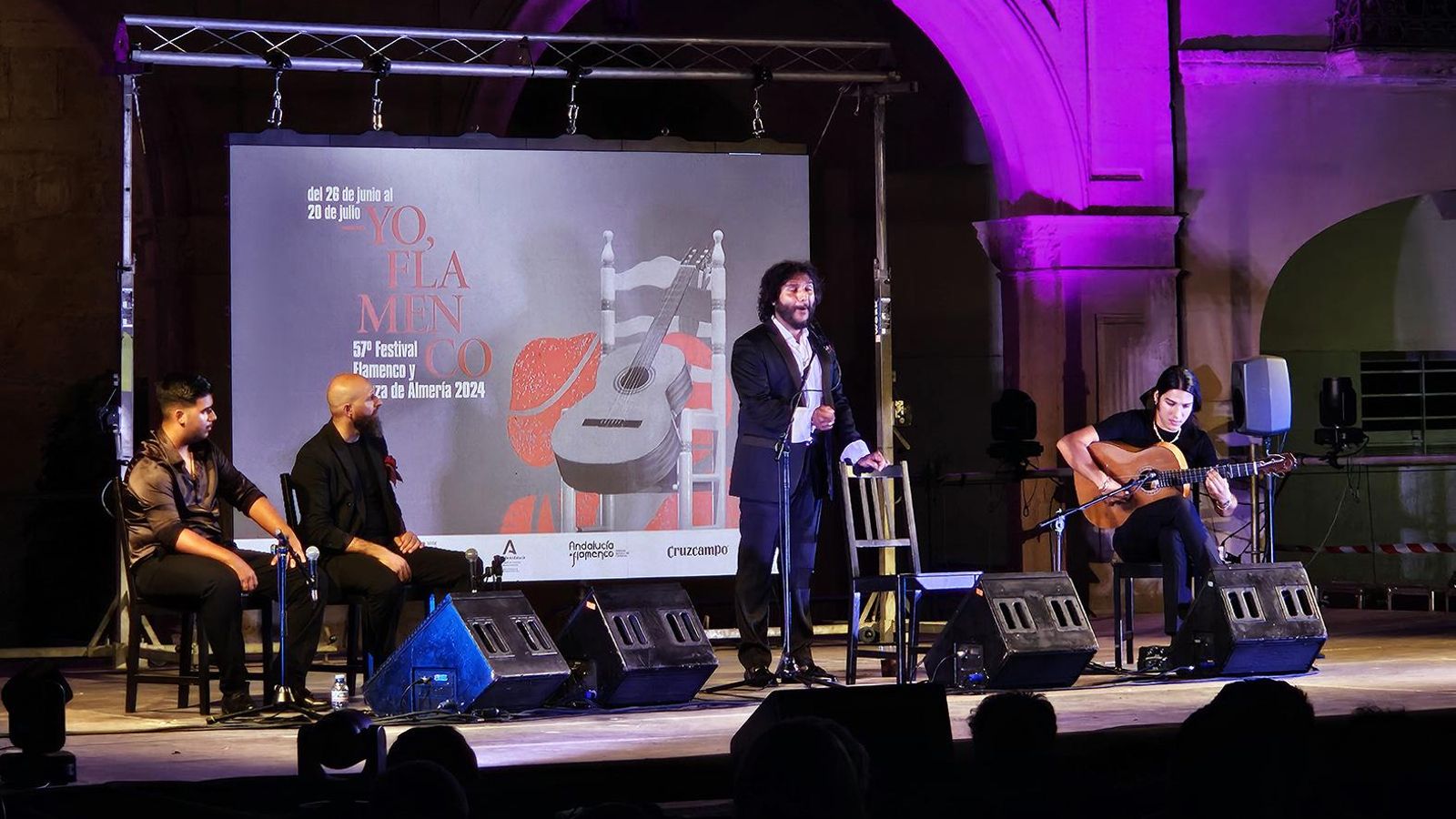 Antonio Reyes acompañado por la guitarra de José del Tomate.