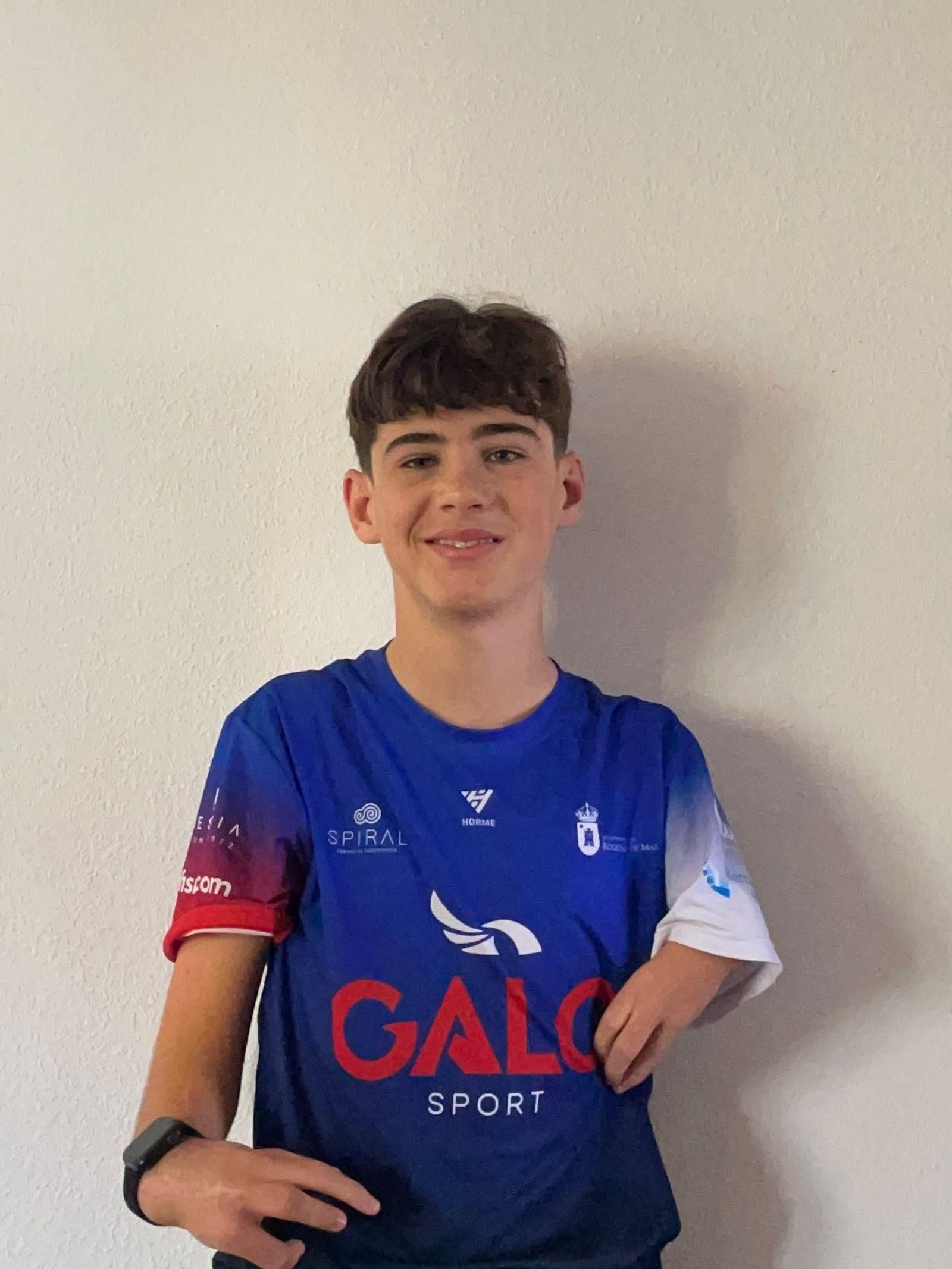 El joven pariatriatleta Jaime Herrero posa con la equipación del club roquetero Galosport. El joven pariatriatleta Jaime Herrero posa con la equipación del club roquetero Galosport.