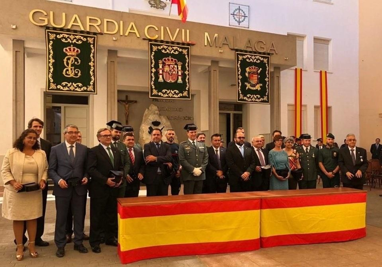 Autoridades y mandos de la Guardia Civil, ayer, durante el acto.