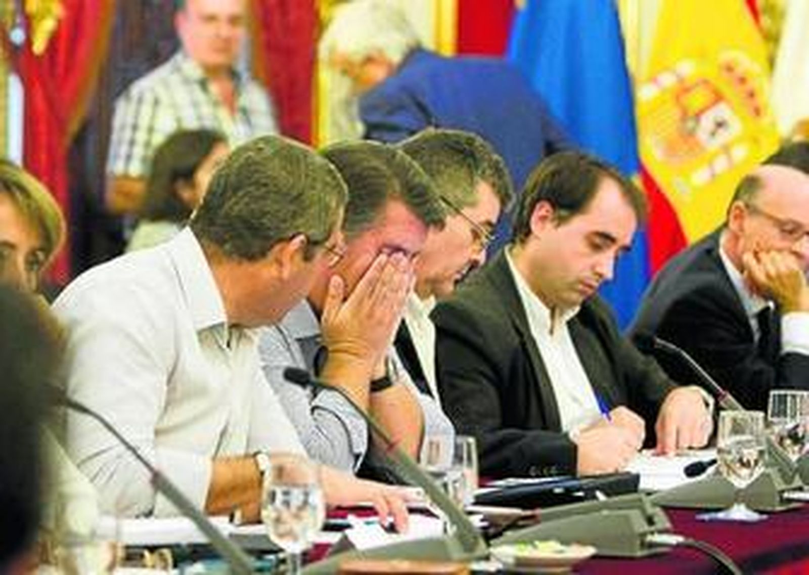 Varios diputados del gobierno del Partido Popular durante el Pleno ordinario de ayer.