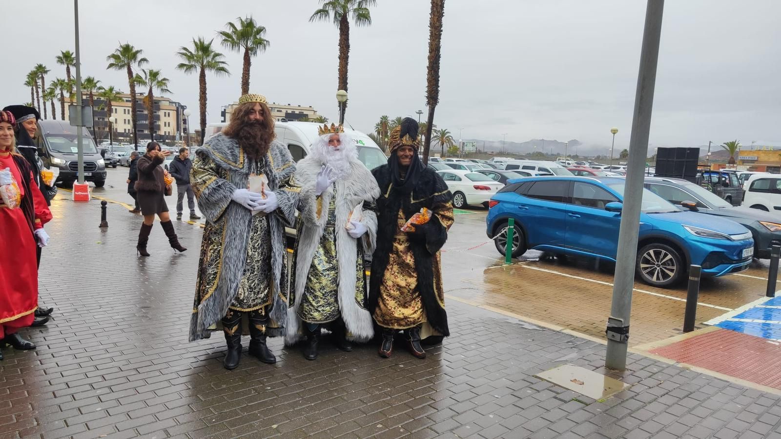 De la Residencia de Mayores a las calles: imágenes del paso de los Reyes Magos por Huércal-Overa