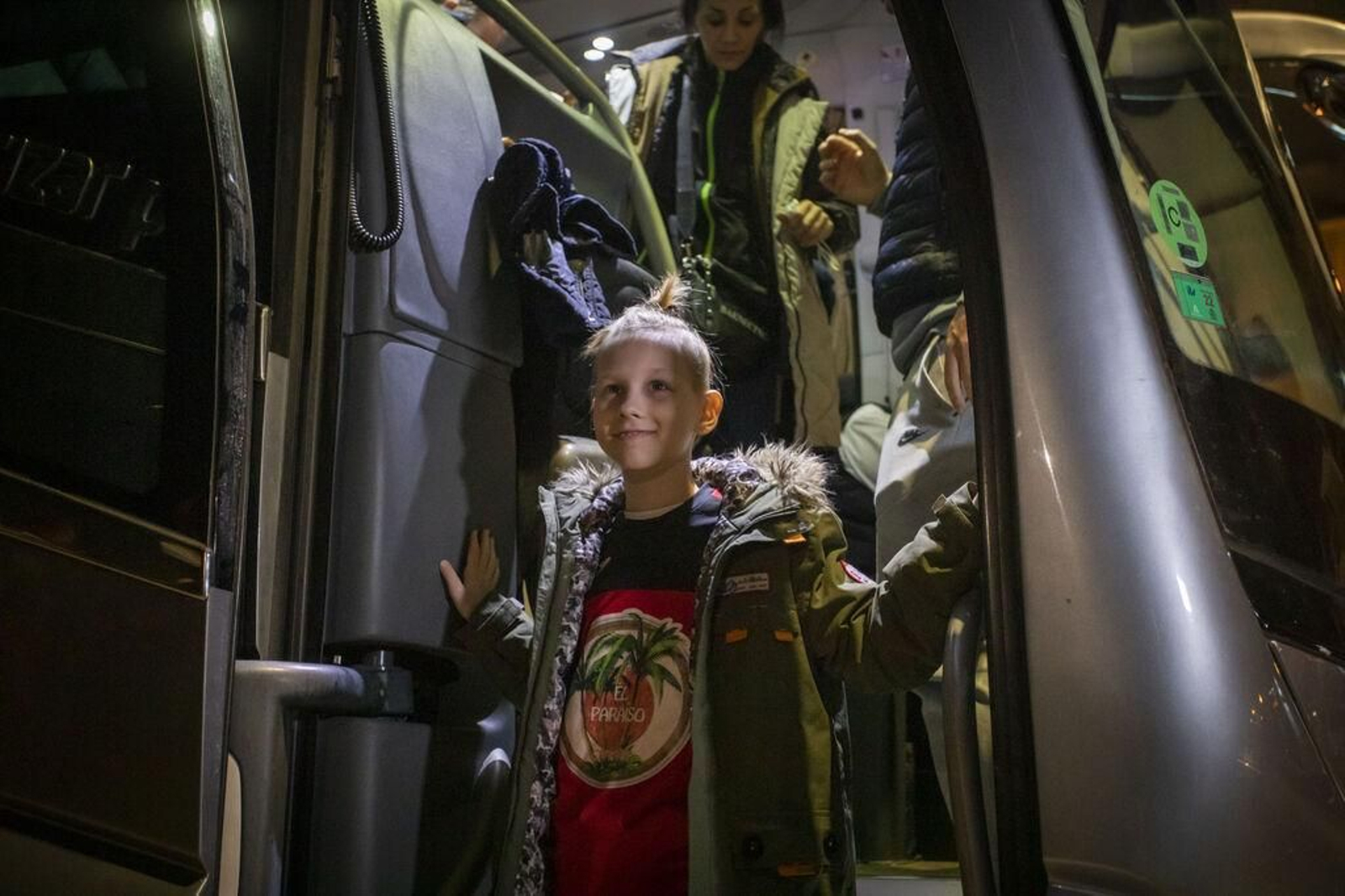 Una niña ucraniana se baja del autobús a su llegada a Chiclana.
