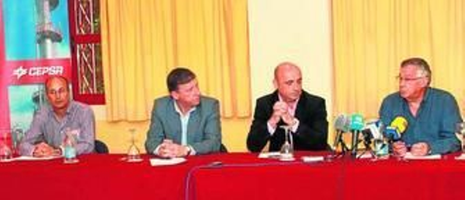 Pedro Martínez, Carmelo Romero, Jesús Velasco y Félix Pérez, durante la presentación de ayer.