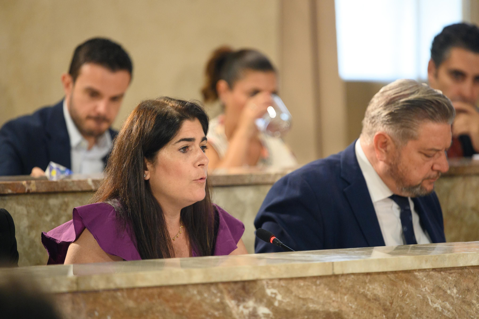 Vanesa Lara, concejal de Economía, en la sesión plenaria