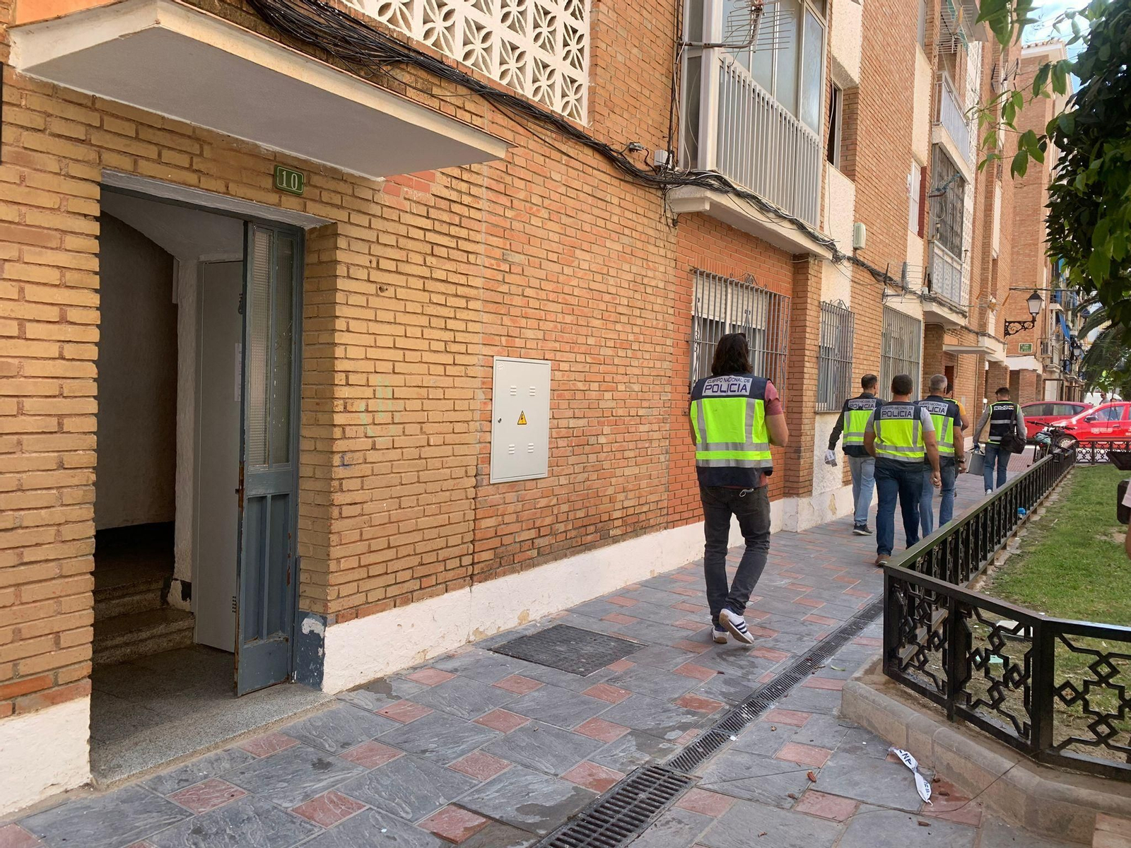 Agentes de la Policía Nacional saliendo del inmueble en el que tuvo lugar el crimen.