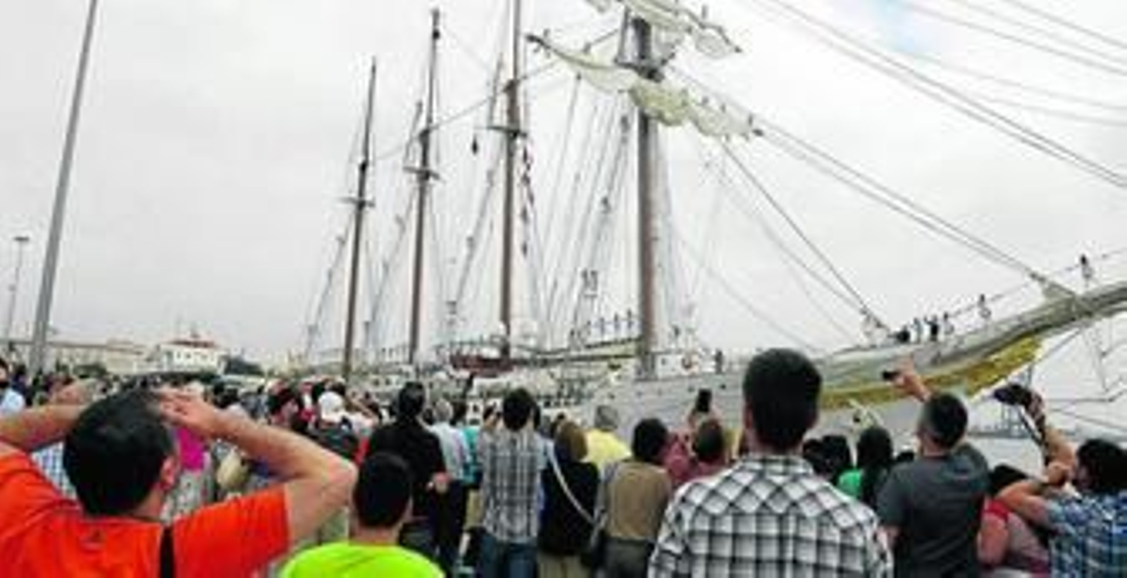 El buque escuela 'Juan Sebastián El cano', ayer poco después de su atraque en el muelle de Cádiz.