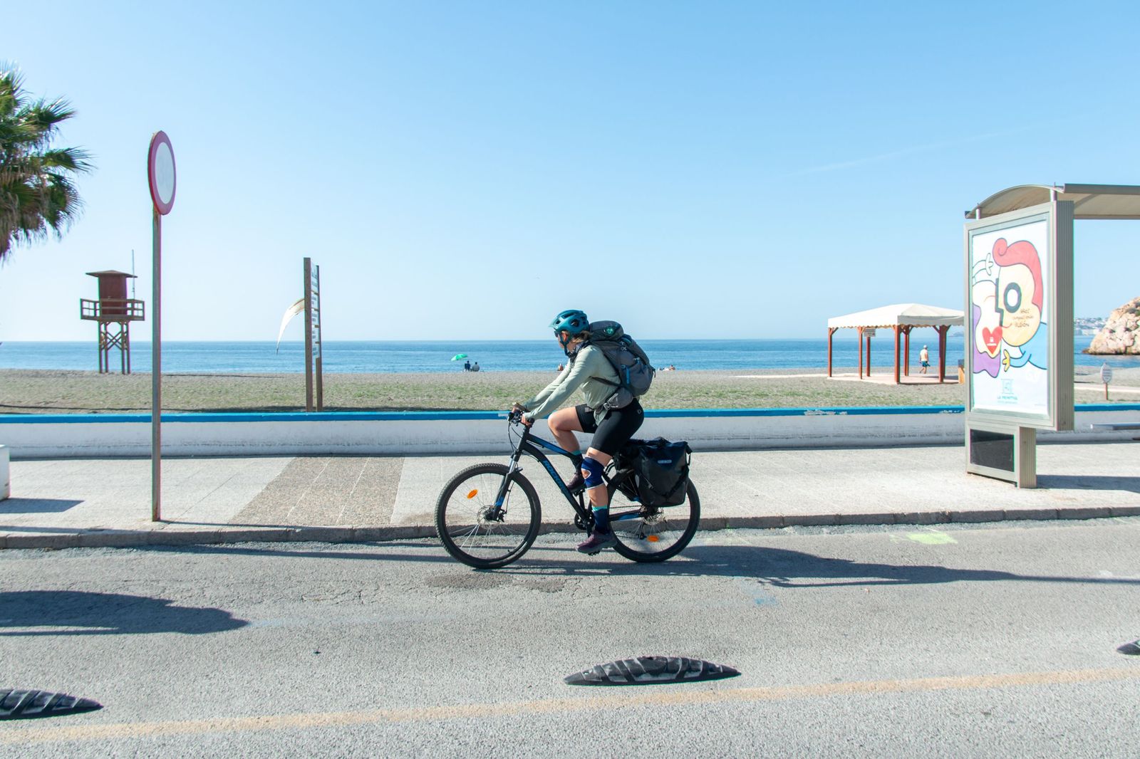 Una personas disfruta del día en bici por Salobreña
