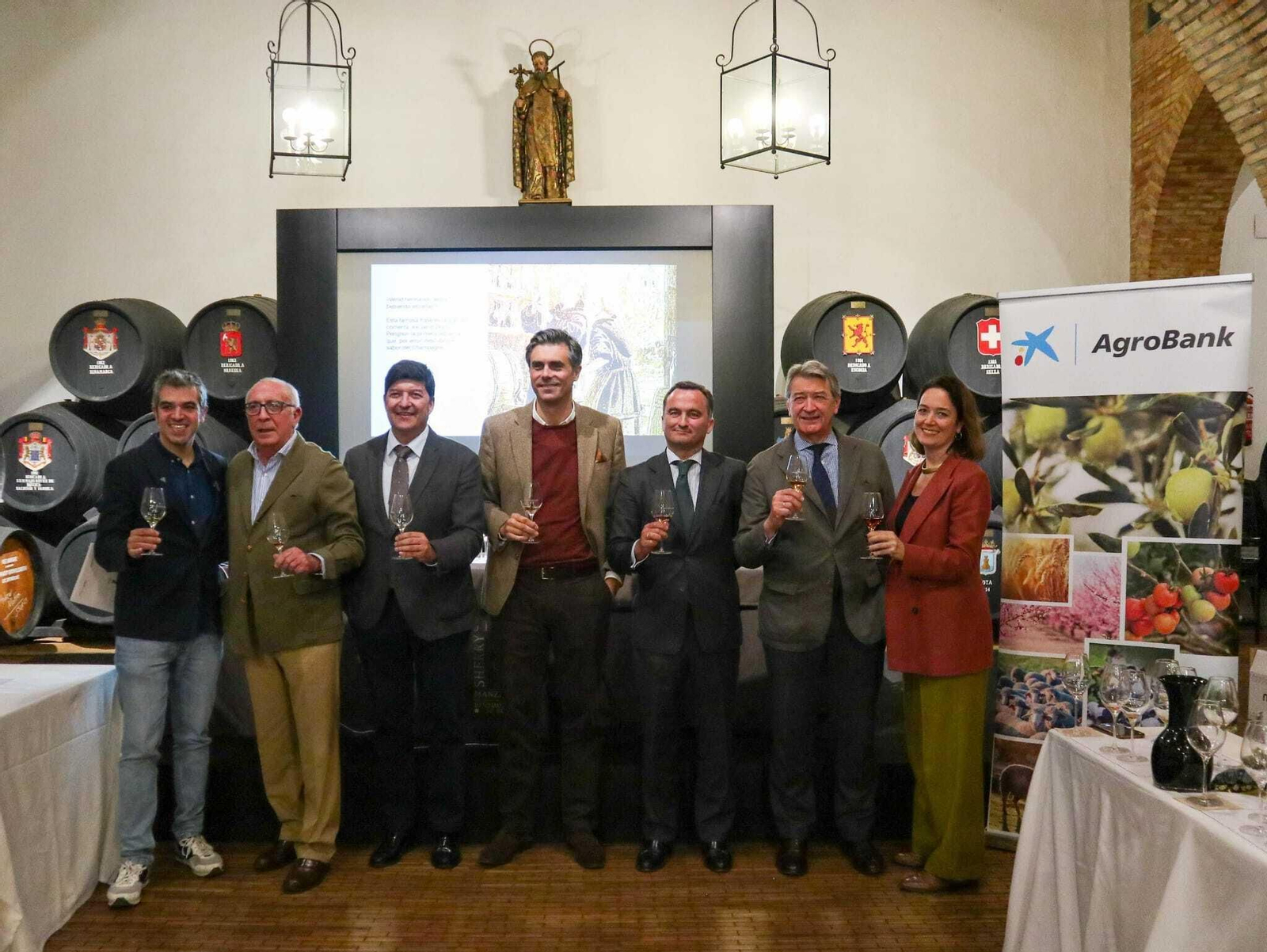Ferrán Centelles y Jesús Garrido-Arroquia, directivo de CaixaBank, junto a responsables del sector bodeguero jerezano. Ferrán Centelles y Jesús Garrido-Arroquia, directivo de CaixaBank, junto a responsables del sector bodeguero jerezano.