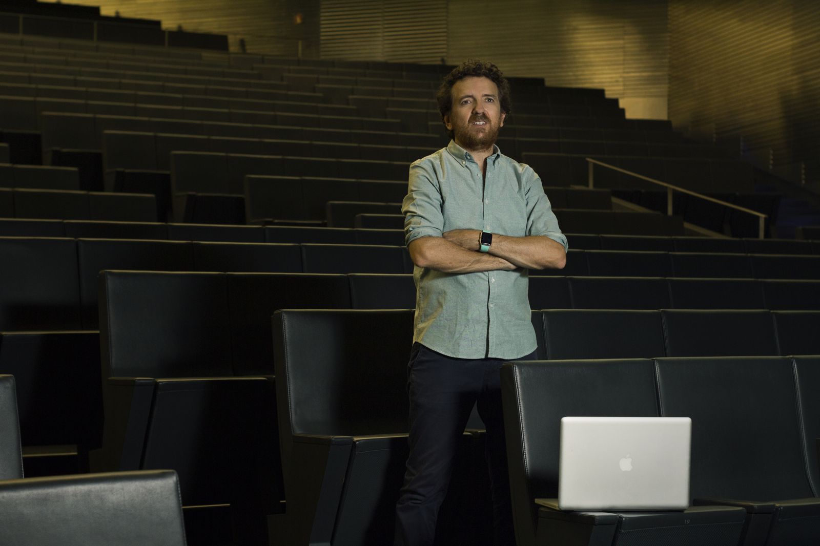 Dani Aragón, posa para la entrevista.