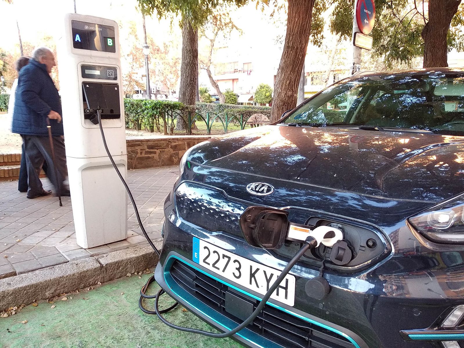 Imagen de archivo en la que un vehículo eléctrico realiza la carga de su batería.