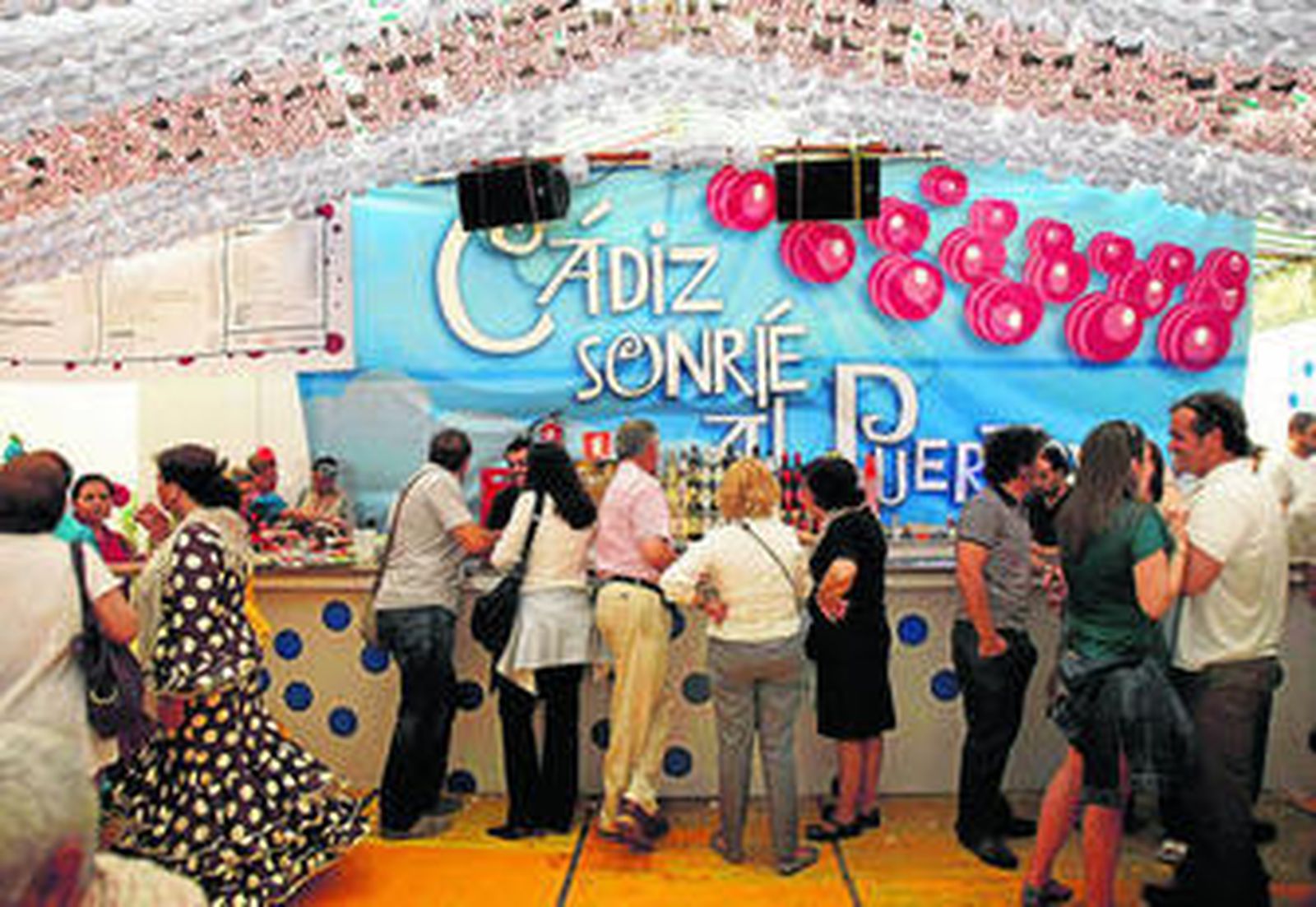 La caseta de Cádiz 2012 fue ayer jueves una de las más visitadas del recinto ferial