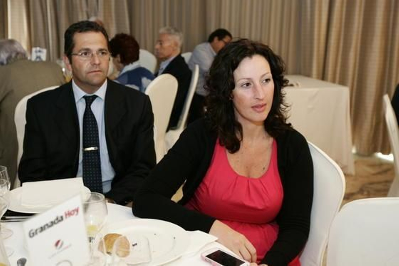 Alejandro Martínez, junto a la diputada provincial de Deportes y Juventud, María del Mar Vázquez. ambos en la mesa correspondiente a la cabecera de Granada Hoy

Foto: Rafael G. / Javier Alonso