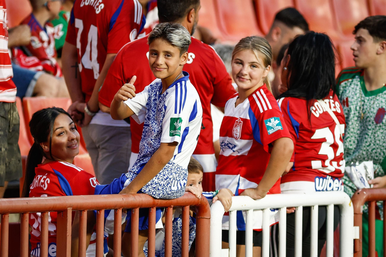 Encuéntrate en la grada de Los Cármenes y en el recibimiento al Granada CF